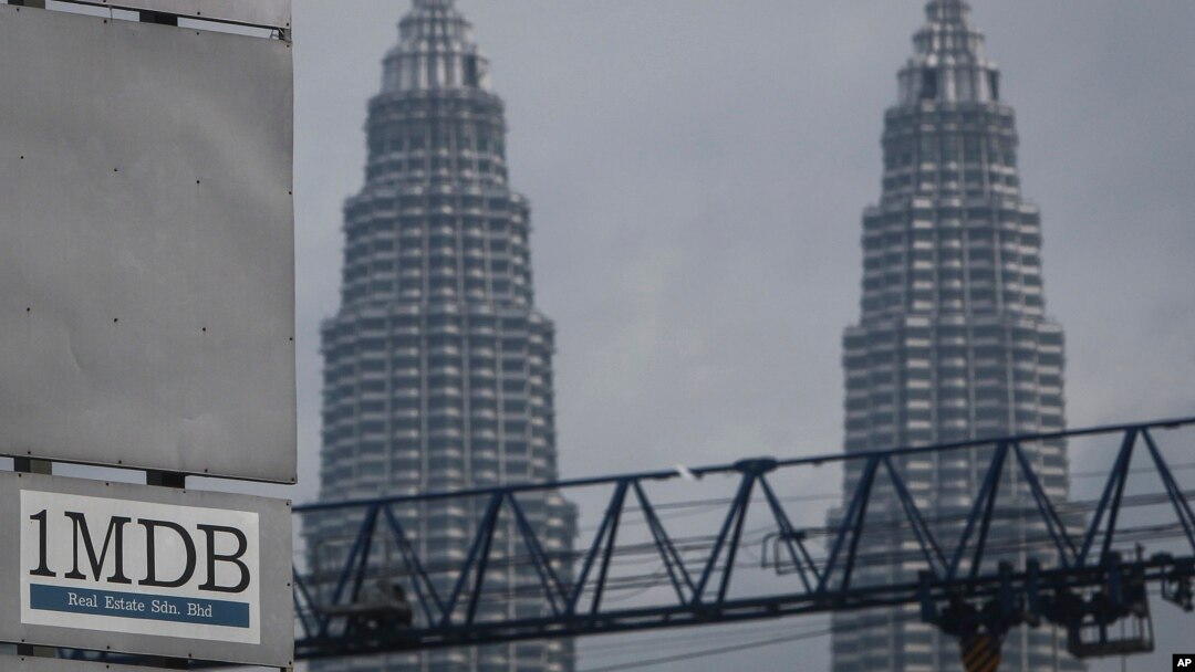 FILE - Logo 1MDB (1 Malaysia Development Berhad) dipasang di Menara Kembar Petronas di lokasi pengembangan utama, Tun Razak Exchange di Kuala Lumpur, Malaysia, 8 Juli 2015. (AP/Joshua Paul)