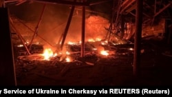 Sebuah gudang terbakar setelah serangan drone Rusia di Uman, wilayah Cherkasy, Ukraina, 1 Oktober 2023. (Foto: Press service of the State Emergency Service of Ukraine in Cherkasy via REUTERS)