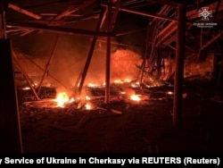 Sebuah gudang terbakar setelah serangan drone rusia di uman, wilayah cherkasy, ukraina, 1 oktober 2023. (foto: press service of the state emergency service of ukraine in cherkasy via reuters)