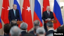 Presiden Rusia Vladimir Putin berbicara dalam konferensi pers bersama Presiden Turki Tayyip Erdogan di Sochi, Rusia (4/9/2023). 