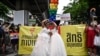 ແຟ້ມພາບ - ຄູ່ຮັກເພດດຽວກັນ ໃສ່ຊຸດແຕ່ງງານ ເປັນສະມາຊິກຂອງຊຸມຊົນຊາວ LGBTQ ເຂົ້າຮ່ວມໃນຂະບວນແຫ່ ທີ່ເອີ້ນວ່າ Pride March ໃນນະຄອນຫຼວງ ບາງກອກ ເມື່ອວັນທີ 5 ມິຖຸນາ 2022. 