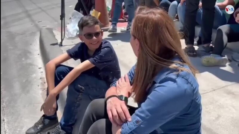 Niño venezolano y su mamá se entregan al CBP luego de una travesía de ocho meses