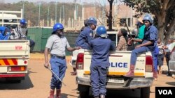 Zimbabwe police on August 27, 2023 maintained a heavy presence in Harare to quell any possible protests against the country’s general election results. (Columbus Mavhunga/VOA) 