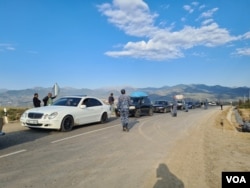 Families drive into Kornidzor, Armenia, after fleeing Nagorno-Karabakh, on Sept. 28, 2023. (Heather Murdock/VOA)