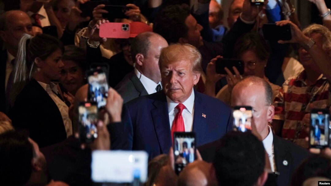 Donald Trump wahoze ari perezida w'Amerika ahagararanye n'itsinda ry'abaturage amaze gutumizwa n'inteko ngenzabyaha y'abaturage ya Manhattan i New York taliki 4/4/2023. REUTERS/Ricardo Arduengo