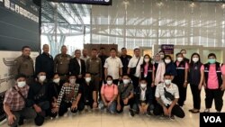 Puluhan WNI korban tindak pidana perdagangan orang (TPPO) diselamatkan Kepolisian Thailand dan KBRI Bangkok dari lokasi-lokasi perjudian di perbatasan Thailand-Myanmar. Sebagian tiba. di tanah air Selasa malam (27/6). (VOA Myanmar)
