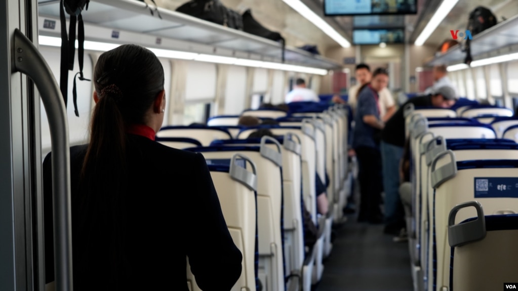 Pasajeros abordan el primer viaje del moderno tren el día de su inauguración, el 19 de enero de 2024.