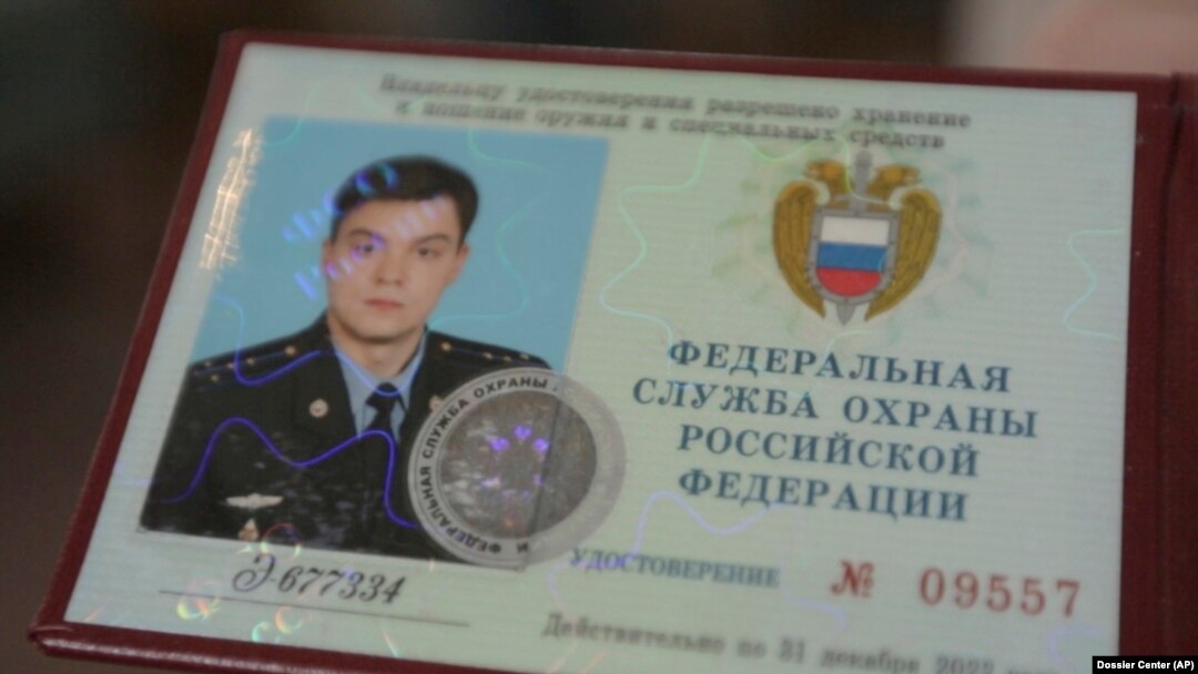 Fotografija iskaznice Gleba Karakulova, inženjera iz službe FSO, koji kaže da je pobegao iz Rusije iz straha od umiranja i zbog moralnog protivljenja invaziji na Ukrajinu. (Foto: AP/Dossier Center)