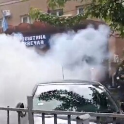 Neredi pred opštinom u Zvečanu