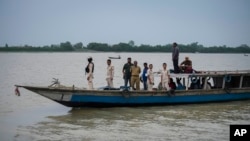 雅鲁藏布江流经印度河段叫做“布拉马普特拉河（Brahmaputra）”，图为行驶在这条河上的印度民船。（资料照）