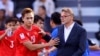 Huấn luyện viên Philippe Troussier (phải) ăn mừng một bàn thắng với cầu thủ Bùi Hoàng Việt Anh trong trận gặp Iraq tại vòng đấu bảng giải Cúp châu Á ở Qatar hôm 24/1.