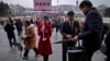 資料照片: 全國人大會議開幕式結束後，北京天泰賓館工作人員舉牌接人大代表回賓館（2024年3月5日）