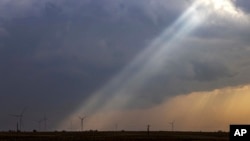 Sunčeva svjetlost prolazi kroz oblake dok se loše vrijeme kotrlja srednjim zapadom 4. aprila 2023, južno od Stuarta, Iowa.