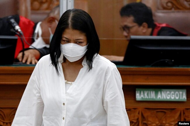Putri Candrawathi, istri mantan jenderal polisi Indonesia Ferdy Sambo, yang terlibat dalam skandal pembunuhan, menghadiri persidangannya di Pengadilan Negeri Jakarta Selatan, di Jakarta, Indonesia, 17 Oktober 2022. (REUTERS/Ajeng Dinar Ulfiana)