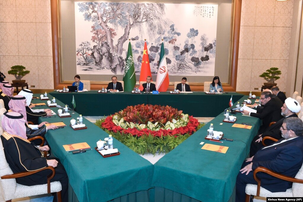 中共官媒新华社发布照片显示中共中央外办主任王毅在北京主持伊朗与沙特阿拉伯代表团的闭门会谈。（2023年3月10日）(photo:VOA)