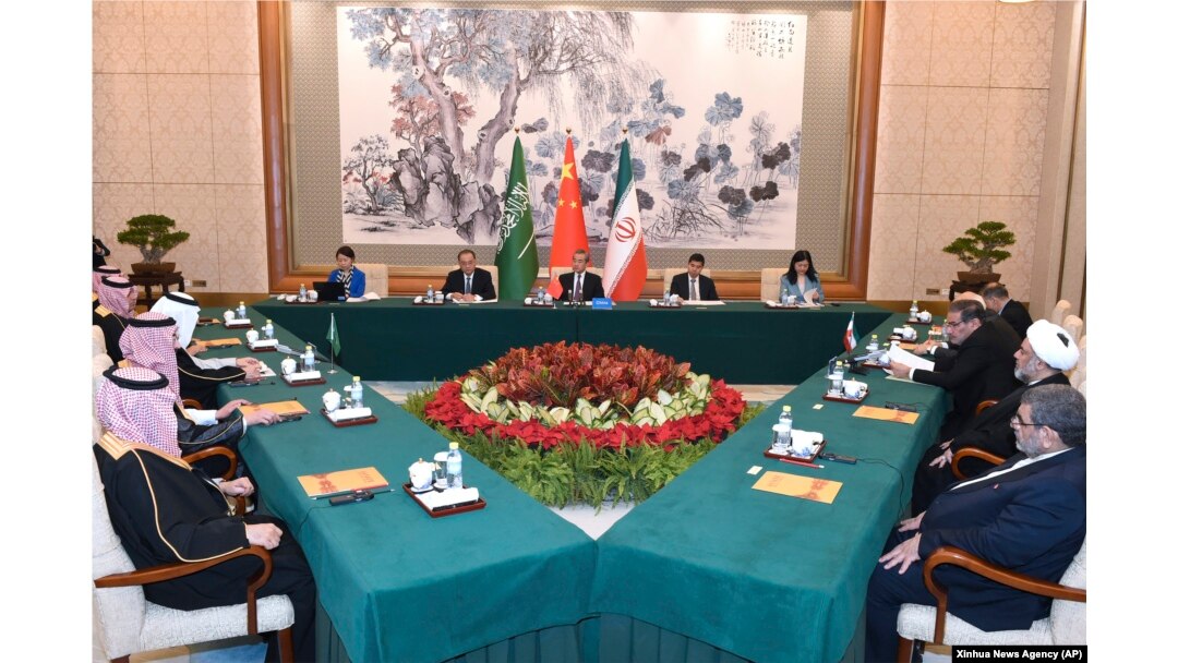 中共官媒新华社发布照片显示中共中央外办主任王毅在北京主持伊朗与沙特阿拉伯代表团的闭门会谈。(2023年3月10日)