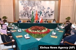 中共官媒新华社发布照片显示中共中央外办主任王毅在北京主持伊朗与沙特阿拉伯代表团的闭门会谈。（2023年3月10日）