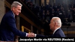 Predsjednik Joe Biden rukuje se sa predsjedavajučim Predstavničkog doma Kevinom McCarthyjem, februar 2023.