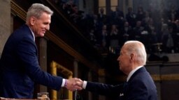 Predsjednik Joe Biden rukuje se sa predsjedavajučim Predstavničkog doma Kevinom McCarthyjem, februar 2023.