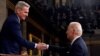 Presiden AS Joe Biden berjabat tangan dengan Ketua Kongres AS Kevin McCarthy di Gedung Capitol, Washington, AS, 7 Februari 2023. (Foto: Jacquelyn Martin via REUTERS)