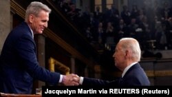 Presiden AS Joe Biden berjabat tangan dengan Ketua Kongres AS Kevin McCarthy di Gedung Capitol, Washington, AS, 7 Februari 2023. (Foto: Jacquelyn Martin via REUTERS)
