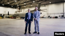 Johan Floderus (kanan) dan Saeed Azizi, mendarat di Bandara Arlanda, Stockholm, Swedia, 15 Juni 2024. (Kantor Berita TT/Tom Samuelsson / Regeringkansliet via REUTERS)