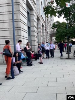 Fila de periodistas en el exterior de la Corte Federal de Washington, D.C., EEUU, la tarde del miércoles 2 de agosto de 2023, previo a la audiencia en la que el expresidente Donald Trump se declaró "inocente" tras escuchar 4 nuevos cargos federales por los que está acusado. [Foto: Cortesía]