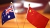 ARCHIVO - Bandera china y australiana se exhiben en una mesa en el Parlamento en Canberra el 20 de marzo de 2024.