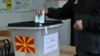 Од Државната изборна комисија (ДИК) соопштија дека сите избирачки места на територијата на државата се отворени навреме. / Гласач го дава својот глас на избирачко место во Скопје