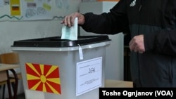 Од Државната изборна комисија (ДИК) соопштија дека сите избирачки места на територијата на државата се отворени навреме. / Гласач го дава својот глас на избирачко место во Скопје