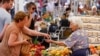 Suasana di pasar Campo de' Fiori, Roma, Italia, 15 Juni 2022. (REUTERS/ Guglielmo Mangiapane)