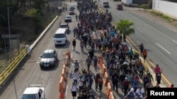 Karavan ribuan migran Amerika Tengah, berjalan menuju ibu kota Mexico City dari Viva Mexico, Chiapas, Meksiko selatan (23/4). 