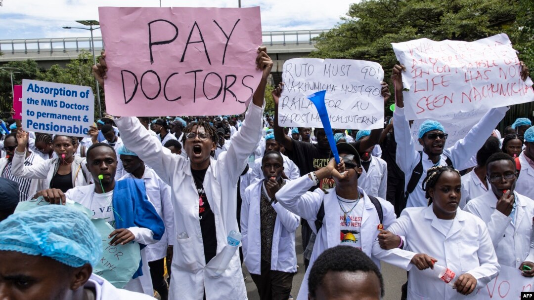 Madaktari Kenya wakiandamana kuelekea makao makuu ya Wizara ya Afya Aprili 9, 2024. Picha na SIMON MAINA / AFP)