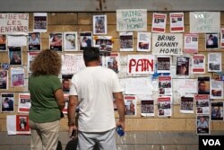 "Devuélvannos a nuestros hijos ya", se lee en español en un mural que visibiliza el desespero de las familias de los retenidos por Hamás desde el pasado 7 de octubre de 2023.