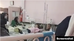 دانش‌آموزان دختر در بیمارستانی در ارومیه پس از حمله شیمیایی به مدرسه آنان، یک‌شنبه ۲۷ فروردین ۱۴۰۲