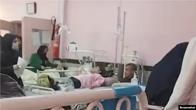 دانش‌آموزان دختر در بیمارستانی در ارومیه پس از حمله شیمیایی به مدرسه آنان، یک‌شنبه ۲۷ فروردین ۱۴۰۲