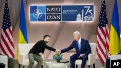 Presiden AS Joe Biden, kanan, menjabat tangan Presiden Ukraina Volodymyr Zelenskyy dalam pertemuan di sela KTT NATO di Washington, pada 11 Juli 2024. (Foto: AP/Susan Walsh)