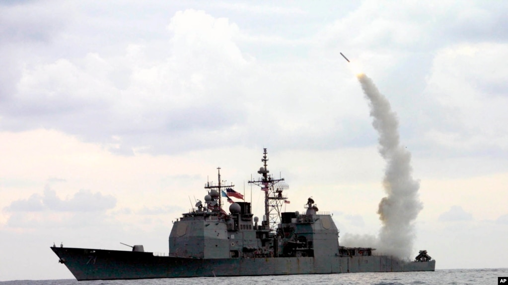 资料照 - 2003年3月23日，美国海军圣乔治角号（CG 71）在地中海的一次行动中发射了一枚陆基战斧攻击导弹（TLAM）。澳大利亚表示，它计划从美国购买200枚战斧式巡航导弹。美国国务院已于2023年3月17号批准这批交易。(photo:VOA)