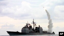 资料照 - 2003年3月23日，美国海军圣乔治角号（CG 71）在地中海的一次行动中发射了一枚战斧攻击导弹（TLAM）。（美联社）