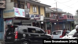 Menurut badan PBB untuk urusan pengungsi, ada sekitar 1.300 pengungsi tinggal di Cisarua, Bogor, Jawa Barat.