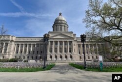 ARCHIVO - El exterior del Capitolio del Estado de Kentucky en Frankfort, Kentucky, el 7 de abril de 2021.