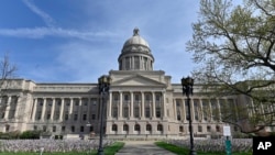 ARCHIVO - El exterior del Capitolio del Estado de Kentucky en Frankfort, Kentucky, el 7 de abril de 2021.