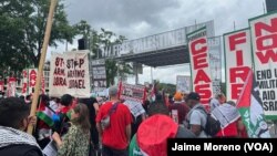 Manifestantes se reúnen frente al Capitolio en Washington para rechazar la presencia del primer ministro de Israel, Benjamín Netanyahu.