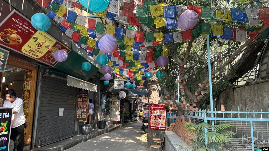 藏传集市出售雕像、香烛、披肩、绘画和藏族手工艺品(美国之音/贾尚杰)(photo:VOA)