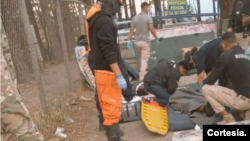 Trabajadores prestan ayuda a víctimas de un autobús que se despeñó por un barranco el 15 de febrero de 2023. [Foto: Sistema Nacional de Protección Civil de Panamá]