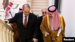 Menteri Luar Negeri Saudi Pangeran Faisal bin Farhan bin Abdullah bertemu dengan Menteri Luar Negeri dan Ekspatriat Suriah Faisal Mekdad di Jeddah, Arab Saudi, 12 April 2023. (Saudi Press Agency/Handout via REUTERS)