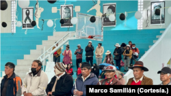 Familiares de las víctimas de las protestas contra el gobierno de Dina Boluarte en los departamentos de Ayacucho y Juliaca en Perú se reúnen para exigir que la Fiscalía avance con las investigaciones. [Foto: Cortesía Marco Samillán]