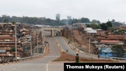 Un policier monte la garde sur la route de contournement de Langata lors d'une manifestation à Nairobi, au Kenya, le 2 mai 2023.