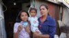 La pequeña Beverly García Ibarra, de 12 años (a la izquierda), junto a su mamá Walkiria Ibarra. Ambas son nicaragüenses. [Foto: Houston Castillo, VOA]