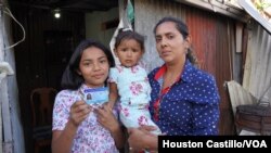 La pequeña Beverly García Ibarra, de 12 años (a la izquierda), junto a su mamá Walkiria Ibarra. Ambas son nicaragüenses. [Foto: Houston Castillo, VOA]